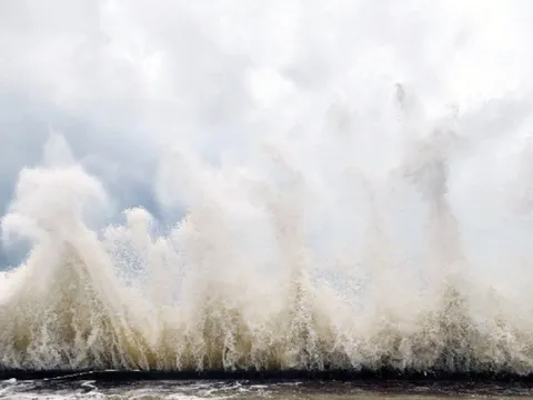 Bão số 10 vẫn đang quần thảo Nghệ An - Hà Tĩnh, gió rít liên hồi, mưa to trắng trời