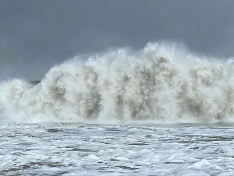 Bão số 10 đã suy yếu nhưng vẫn còn rất mạnh, "gầm rú" nơi này