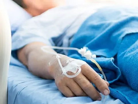 Cụ ông 86 tuổi nhập viện cấp cứu sau khi uống viên thuốc hàng xóm cho