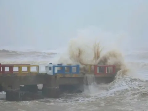 Đường sắt Bắc - Nam phong tỏa khẩn, hàng không tiếp tục hủy chuyến bay