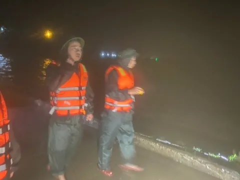 Quảng Trị: 2 tàu cá gặp sự cố trên sông Gianh, khẩn trương tìm kiếm 9 thuyền viên mất tích