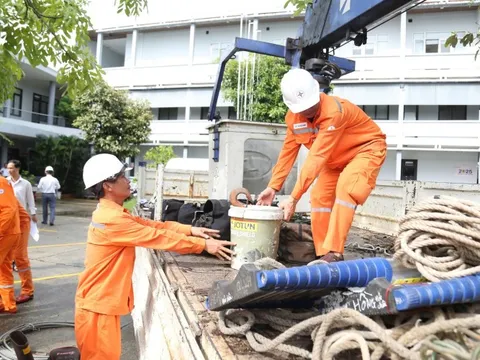 EVNCPC huy động gần 350 nhân lực hỗ trợ khắc phục bão số 10 tại Quảng Trị và Hà Tĩnh