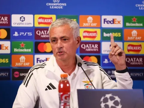 HLV Mourinho có tuyên bố đặc biệt trước trận đấu với Chelsea