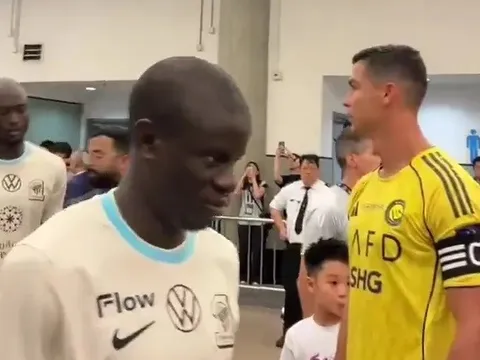 CĐV thích thú khi Kante "phớt lờ" Ronaldo