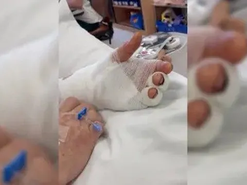 Nam thanh niên bị thương nặng lao vào quán rượu cầu cứu