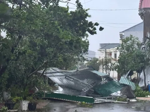 Bão số 10 gây thiệt hại nặng nề ở Bắc Trung Bộ