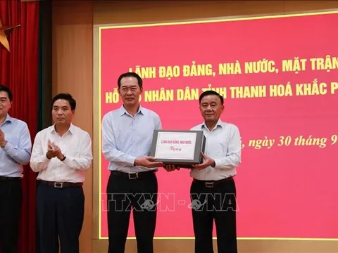 Đồng chí Trần Cẩm Tú thăm, hỗ trợ nhân dân tỉnh Thanh Hóa bị thiệt hại do cơn bão số 10