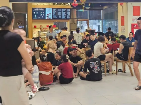 Cảnh tượng hiếm thấy tại trung tâm thương mại sau bão Bualoi