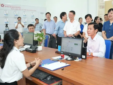 Xây dựng đội ngũ công chức 'vừa hồng, vừa chuyên' cho chính quyền 2 cấp ở miền Trung