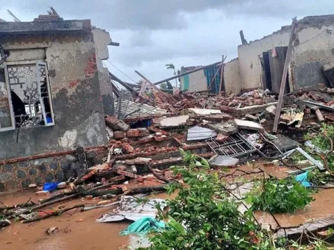 Thủ tướng chỉ đạo khẩn trương hỗ trợ Nhân dân khắc phục hậu quả bão số 10 và mưa lũ