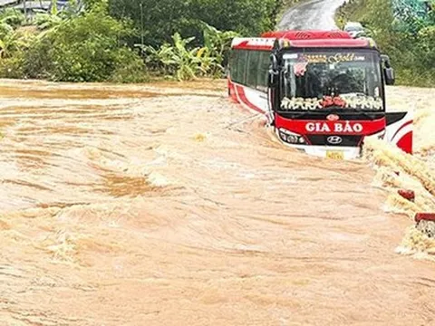 Xe khách chở 15 người đột ngột chết máy, mắc kẹt giữa dòng nước lũ cuồn cuộn