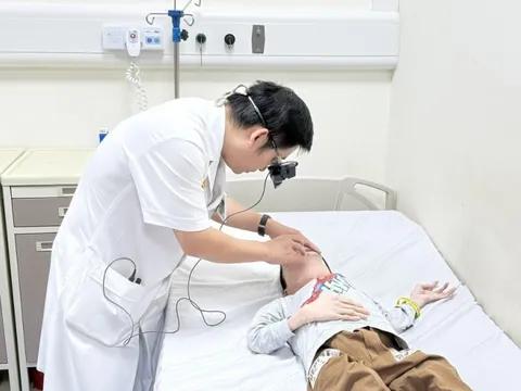 “Hành trình tìm lại ánh sáng” của cậu bé 10kg mắc bệnh xương thủy tinh