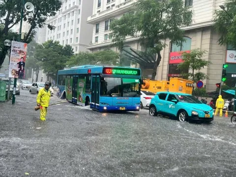 Hà Nội: Mưa lớn gây 65 điểm úng ngập