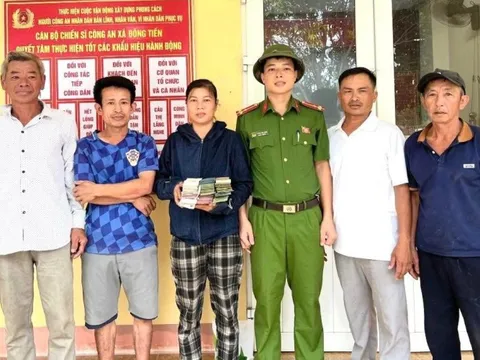 Bản tin 1/10: Đang chằng nhà chống bão, 4 người nhặt được bọc tiền lớn