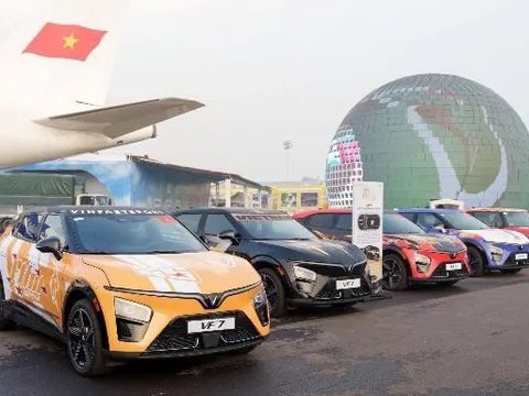 Chạy VinFast VF 7 vượt bão, người dùng Việt khẳng định: “ADAS phản ứng chuẩn xác, đây là chiếc xe đáng tin cậy”
