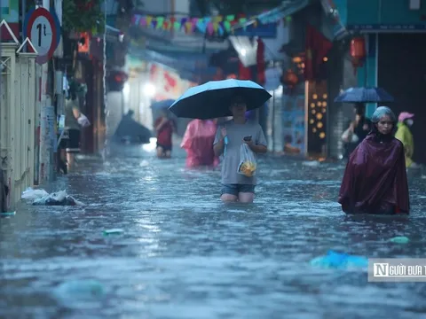 Mưa to "lạ thường" vẫn trút xuống Hà Nội, dự báo diễn biến sắp tới