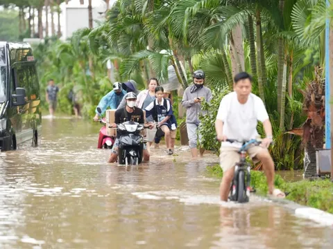Sau khi lội nước ngập do mưa bão, khi về nhà cần làm luôn những việc này để bảo vệ sức khỏe