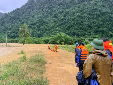 Giữa lũ dữ, một cuộc giải cứu nghẹt thở: Hình ảnh đẹp của người chiến sĩ Công an Nhân dân