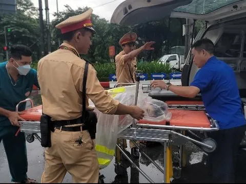 Hà Nội: Tình quân dân trong mưa bão