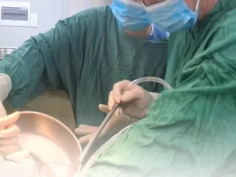 Người đàn ông 44 tuổi vỡ đại tràng vì trò "nghịch dại" của đồng nghiệp