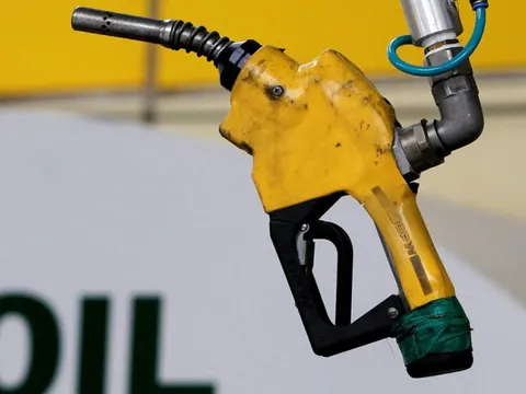 THỊ TRƯỜNG HÀNG HÓA: Giá dầu thô thế giới trượt dốc phiên thứ 4 liên tiếp