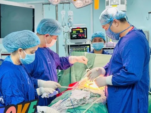 Cụ ông 80 tuổi bị thủng ruột, suýt mất mạng vì mảnh xương cá nhỏ