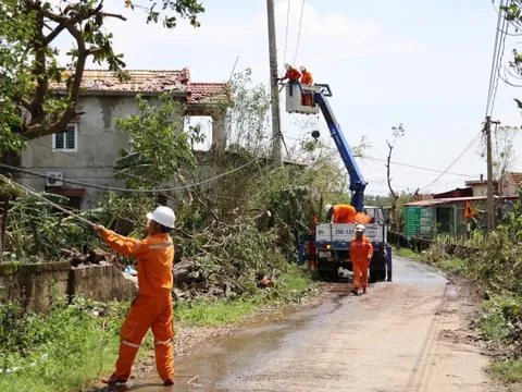 EVNNPC: Nhiều địa phương cơ bản được khôi phục, cấp điện trở lại sau bão số 10