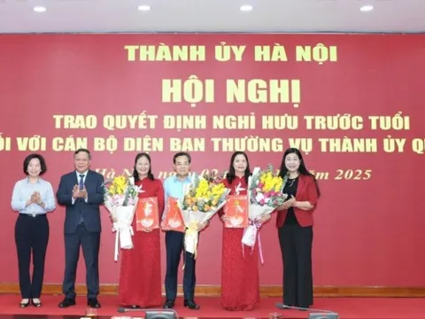 Hà Nội trao Quyết định nghỉ hưu trước tuổi đối với cán bộ diện Ban Thường vụ Thành ủy quản lý