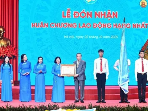 Áo dài biểu trưng cho hành trình rực rỡ