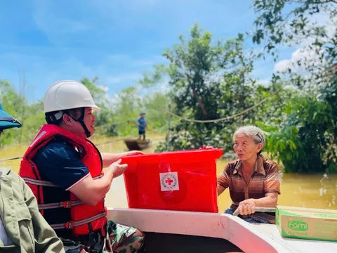 Trung ương Hội Chữ thập đỏ Việt Nam cứu trợ khẩn cấp đợt 2 cho đồng bào vùng lũ sau bão số 10