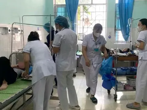 Sau bữa ăn tối, nhiều học sinh đau bụng nhập viện