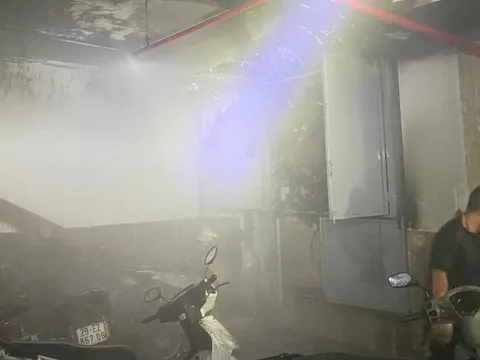 Hà Nội: Hướng dẫn nhiều người dân thoát nạn trong đám cháy tại phường Thanh Liệt