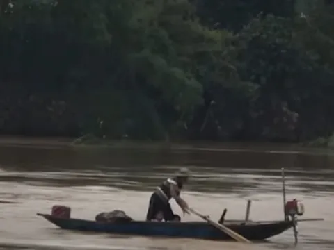 Đề xuất khen thưởng người chèo thuyền hỗ trợ cứu cháu bé 7 tuổi bị nước cuốn trôi