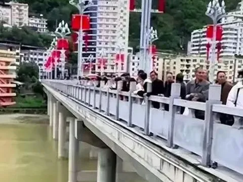 Chú rể 29 tuổi bất ngờ nhảy sông, mất tích ngay trước lễ cưới
