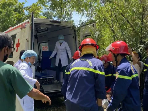 Giải cứu người đàn ông bị thương mắc kẹt trên mái hiên nhà thi đấu