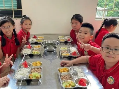 Bản tin 5/10: Kiểm tra đột xuất bữa ăn bán trú học sinh