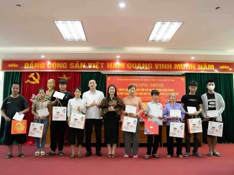Phường Yên Nghĩa trao hơn 100 suất quà tặng các gia đình có hoàn cảnh khó khăn