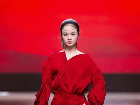 Mẫu Teen Maika Ngọc Khánh sải bước tại tuần lễ thời trang Milan Fashion Week 2025