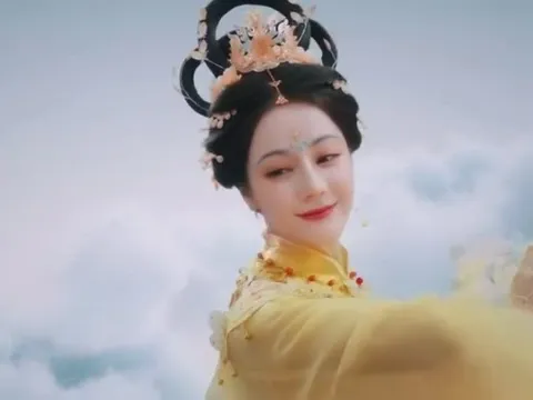 Địch Lệ Nhiệt Ba đẹp tựa tiên nữ trong đêm hội Trung thu