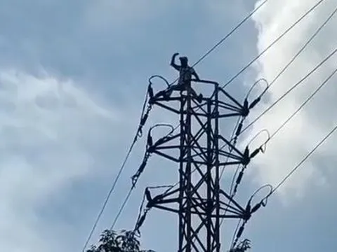 Đòi tiền bạn không được, người đàn ông say rượu trèo lên cột điện cao thế la hét