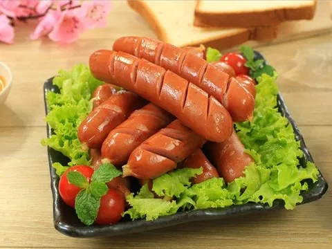 Người đàn ông 25 tuổi liệt giường sau khi ăn xúc xích