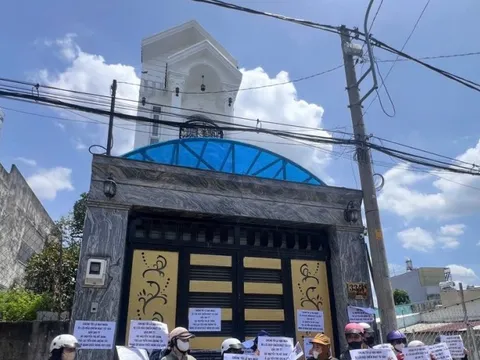 Vụ vỡ hụi 200 tỷ đồng ở TP.HCM: Hàng trăm nạn nhân "kêu cứu" tại trụ sở công an