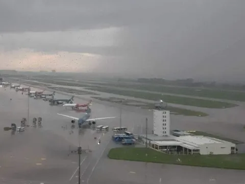 Mưa giông lớn, sân bay Nội Bài cảnh báo khẩn tới hành khách