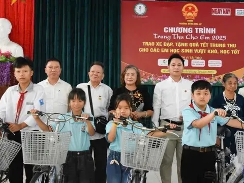 Hơn 300 suất quà Trung thu ý nghĩa đến tay học sinh nghèo vượt khó