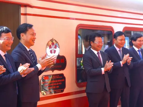 Đường sắt gắn biển công trình chào mừng Đại hội Đảng bộ Chính phủ