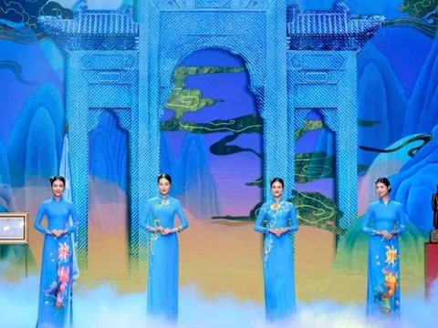 Dấu ấn Bộ sưu tập Áo dài biểu trưng tôn vinh vẻ đẹp phụ nữ Việt