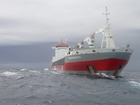Chạy đua với thời gian giải cứu con tàu dài 173 mét mắc cạn ở Bắc Cực