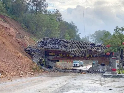 Sạt lở nghiêm trọng, cổng chào vào cao nguyên đá Đồng Văn đổ sập