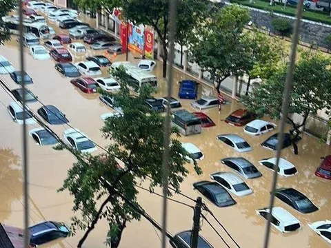 Ngập lụt "chưa từng có tiền lệ" ở Thái Nguyên, ô tô "bơi" giữa biển nước