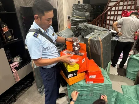 Chuyển hồ sơ vụ gần 6.000 đôi giày dép giả mạo nhãn hiệu nổi tiếng sang cơ quan công an